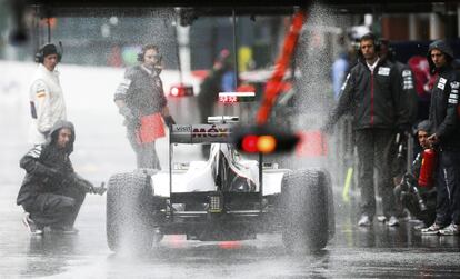 El mexicano Sergio Perez, de Sauber, entra en boxes. La lluvia ha estado presente en toda la sesión.