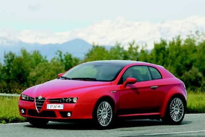 El frontal del Brera es muy parecido al del Alfa 159, pero incorpora una zaga ancha y muy musculosa que potencia su deportividad. Un cupé vanguardista con gran personalidad.