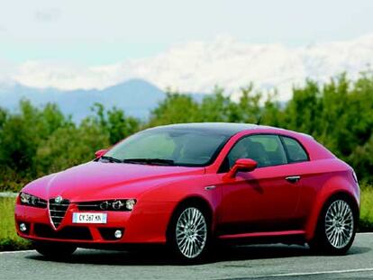 El frontal del Brera es muy parecido al del Alfa 159, pero incorpora una zaga ancha y muy musculosa que potencia su deportividad. Un cupé vanguardista con gran personalidad.