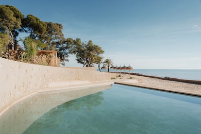 La piscina, junto al mar y epicentro del ocio del camping, cuenta con una pequeña playa artificial y un muro de hormigón desgastado.