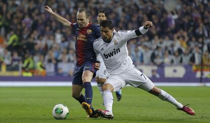 Ronaldo pelea el balón a Iniesta.