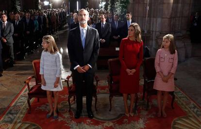 Los reyes Felipe y Letizia, la princesa Leonor (i) y la infanta Sofía (d) asisten en la Basílica de Covadonga a una misa solemne oficiada por el arzobispo de Oviedo.