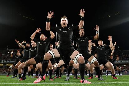 Los All Blacks neozelandeses integran en su visión dos principios maorís fundamentales: el 'whakapapa' (no somos más que una chispa en un momento) y el 'whanau', que significa equipo.