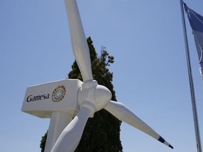 Una replica de un molino de viento que produce energ&iacute;a de la empresa de energ&iacute;as renovables Gamesa. EFE/Archivo