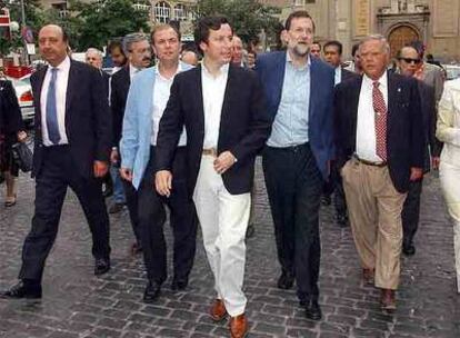 Mariano Rajoy, con Carlos Floriano (centro) y Miguel Celdrán (primero por la derecha), ayer en Badajoz.