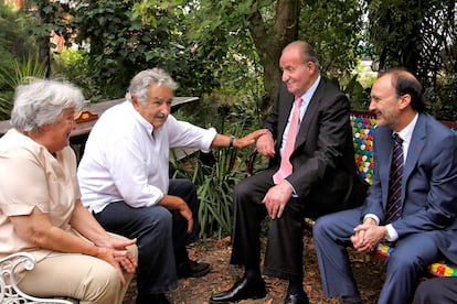 El rey Juan Carlos conversa con el expresidente de Uruguay José Mujica durante la visita del Monarca a la granja donde vive el exmandatario de Montevideo, el 2 de marzo de 2015, un día después de dejar el cargo.
