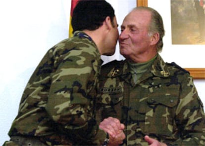 En la imagen, Don Felipe da dos cariñosos besos al Rey.