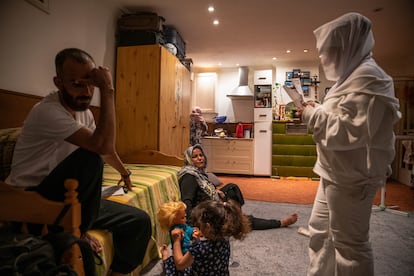 Parisa, prima de Manzuri, lee las cartas que llegan a la vivienda de la familia, porque es la única que sabe leer y hablar alemán. Los refugiados tienen acceso a la educación en Alemania, por lo que es normal que los más pequeños de la familia sean los que leen las notificaciones que llegan a casa, ejerciendo de puente entre el Estado y los solicitantes de asilo. 