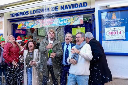 Premiados y vecinos celebran el segundo premio de la Lotería de Navidad en la administración número 1 de Chipiona (Cádiz). 