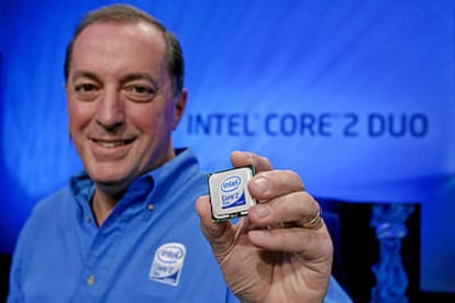 El consejero delegado de Intel, Paul Otellini, muestra el nuevo chip Core 2 Duo, "el mejor procesodor que hemos construido", afirma.