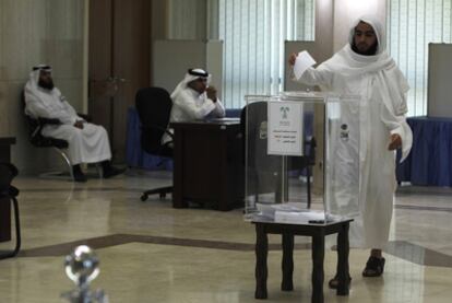 Un hombre vota en un colegio electoral de Riyad.