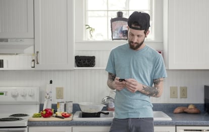 Sí, ahora mismo este hombre está cocinando una sabrosa fabada mientras coloca chuches en el Candy Crush.