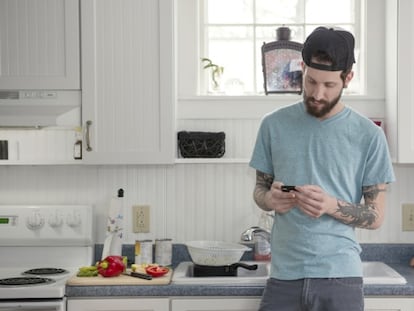 Sí, ahora mismo este hombre está cocinando una sabrosa fabada mientras coloca chuches en el Candy Crush.