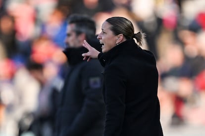 La entrenadora de Suiza, Inka Grings, da instrucciones a sus jugadoras. Al fondo, el seleccionador de España, Jorge Vilda.