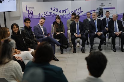 El rey Felipe VI junto al presidente de la Generalitat, Salvador Illa, conversa con jóvenes usuarios del proyecto InserJove de la Asociación Educativa Ítaca, durante el Girona CongresFest.