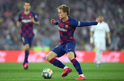 De Jong controla el balón en el clásico.