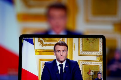 El presidente Emmanuel Macron en el discurso televisado ante la nación que pronunció este jueves tras la dimisión del primer ministro Michel Barnier.