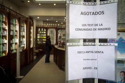 La farmacia de la calle Toledo anuncia con un cartel que ya no dispone de más test. / JUAN BARBOSA