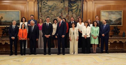 Los nuevos ministros, acompañados del Rey Felipe Felipe VI (en el centro), y el presidente del gobierno Pedro Sánchez (cuarto por la izquierda), posan en la foto de familia tras prometer su cargo en el Palacio de la Zarzuela, en Madrid.