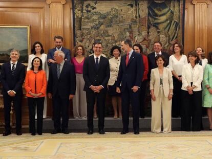 Los nuevos ministros, acompañados del Rey Felipe Felipe VI (en el centro), y el presidente del gobierno Pedro Sánchez (cuarto por la izquierda), posan en la foto de familia tras prometer su cargo en el Palacio de la Zarzuela, en Madrid.