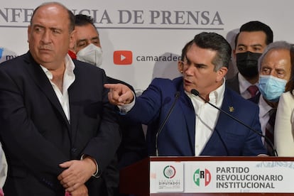 Rubén Moreira, diputado y coordinador del PRI, junto al presidente del partido, Alejandro Moreno