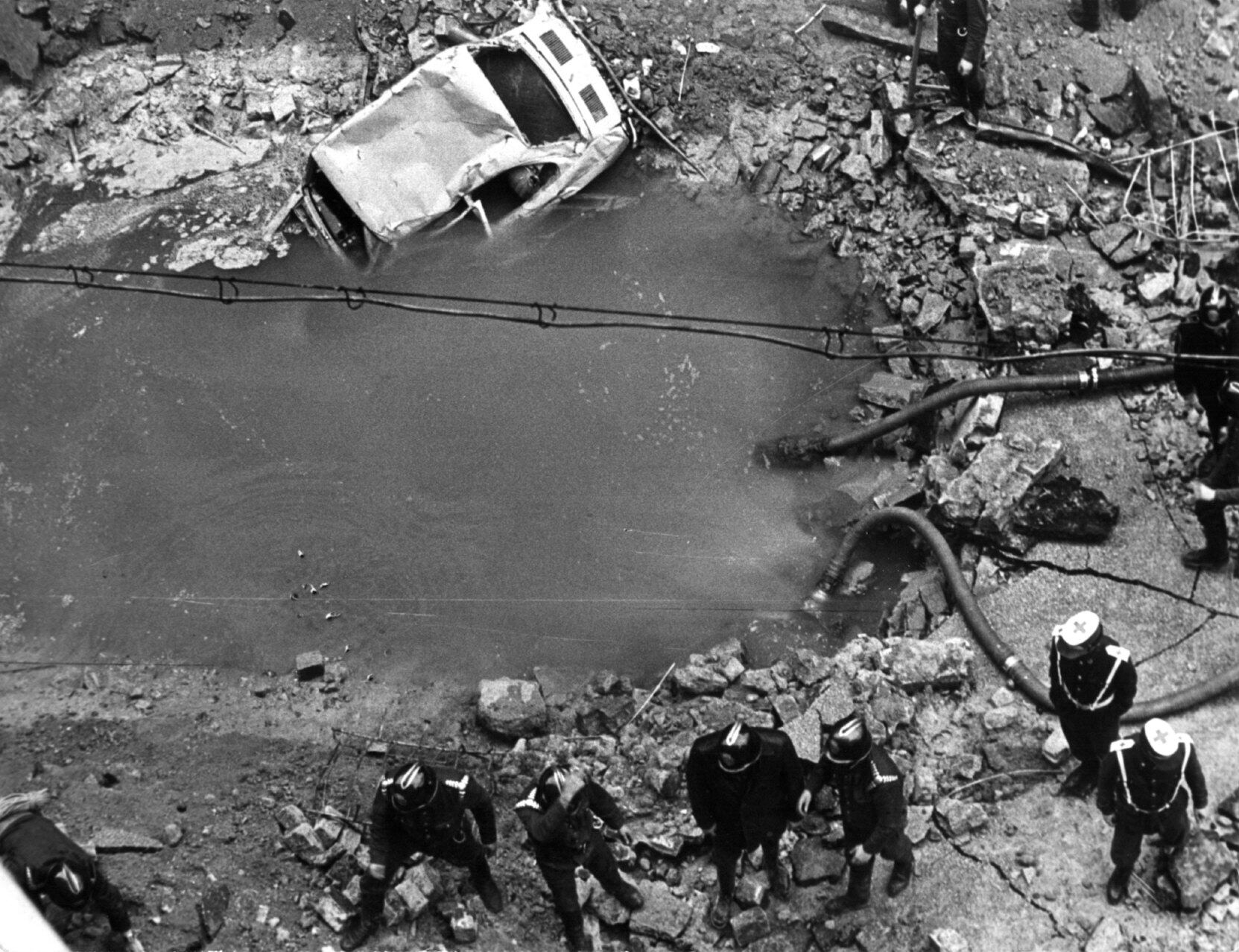 El cráter en la calle de Claudio Coello que dejó la bomba que hizo explotar el coche de Luis Carrero Blanco.