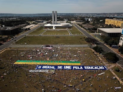 Vista aérea da Esplanada dos Ministérios durante protesto contra Bolsonaro.