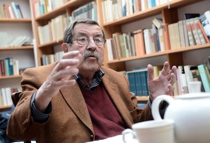 El premio Nobel de literatura, Günter Grass, en su casa en Alemania.