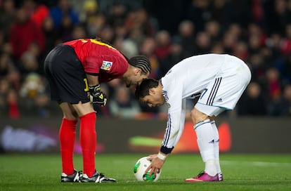 Pinto le habla a Ronaldo justo antes del lanzamiento del penalti.