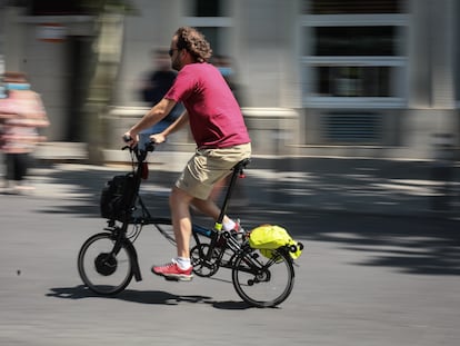 Un hombre circula con una bicicleta urbana por el centro de Madrid, este miércoles.