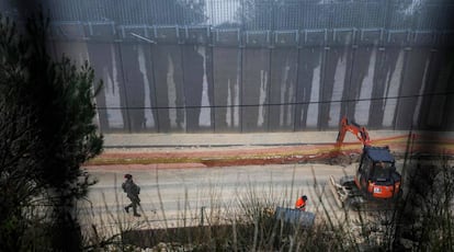 Trabajos de construción de un sistema israelí antitúneles, el domingo en Misgav Am, em la frontera con Líbano.