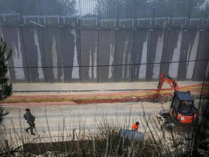 Trabajos de construción de un sistema israelí antitúneles, el domingo en Misgav Am, em la frontera con Líbano.