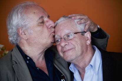 Javier Reverte besa a su hermano Jorge.