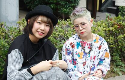 Adolescentes en el barrio de Den Den Town de Osaka.