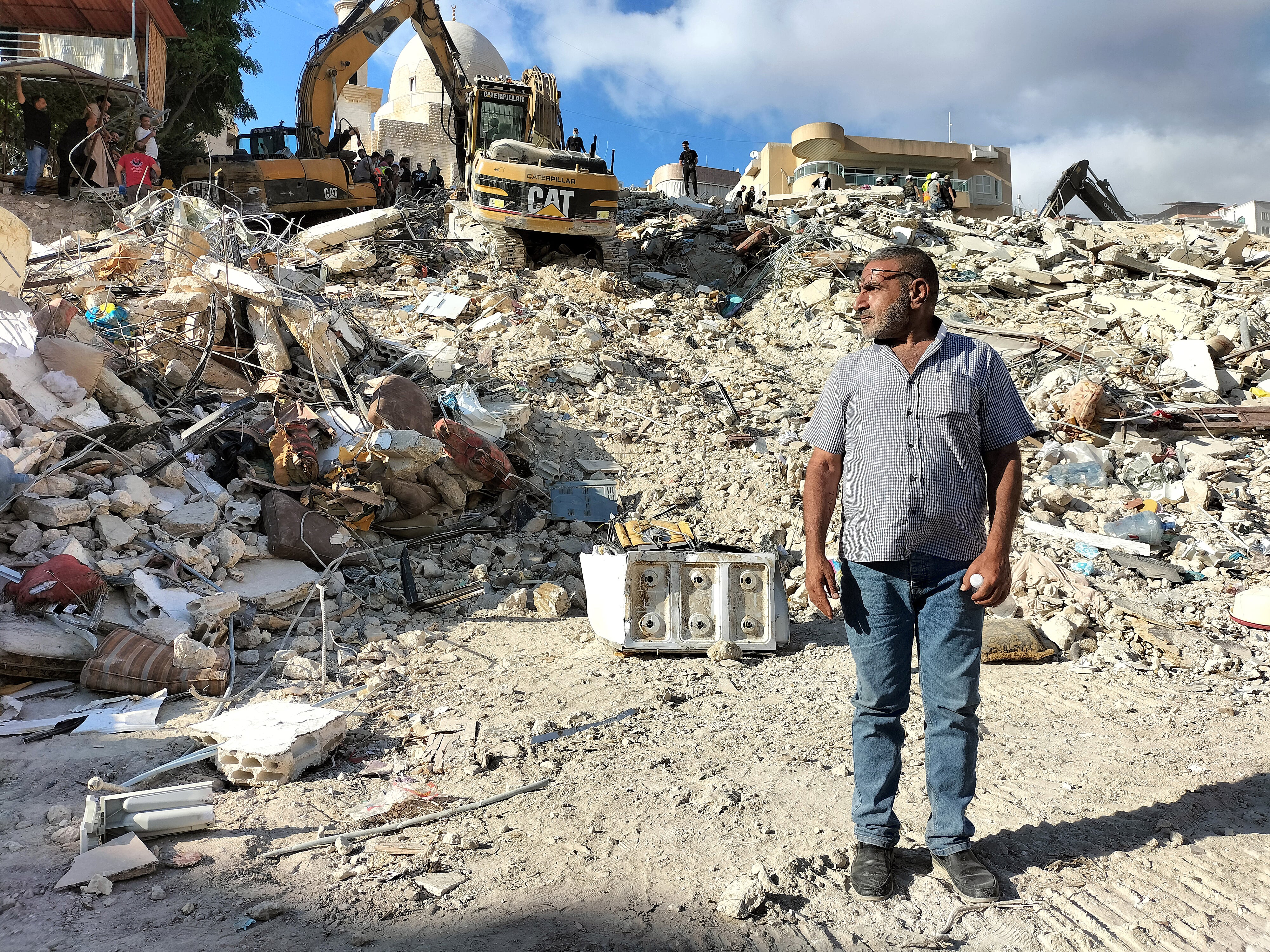 Mustafa Qalqas, ante los escombros del edificio bombardeado en Ain El Delb, el 30 de septiembre.