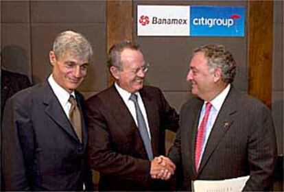 Roberto Hernndez, de Banamex, saluda a Sandy Well, presidente de Citigroup, ante Robert Rubin, ejecutivo del Citi.