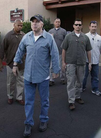 El republicano John McCain, tras una sesión de preparación del debate en un hotel de Sedona (Arizona).