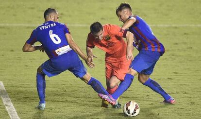 Toño y Vyntra cometen penalti sobre Messi.