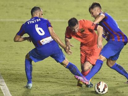 To&ntilde;o y Vyntra cometen penalti sobre Messi.