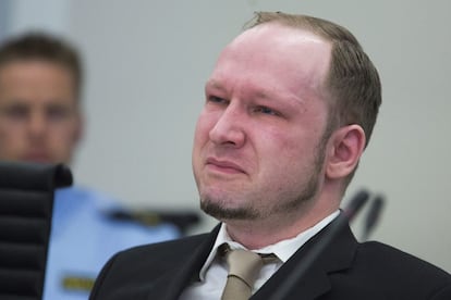 El ultraderechista Anders Behring Breivik, autor confeso de los atentados del 22 de julio de 2011 en los que murieron 77 personas en Noruega, llora al mirar el vídeo que colgó en la Web el mismo día de los hechos, en el que hacía un resumen de sus ideologías.