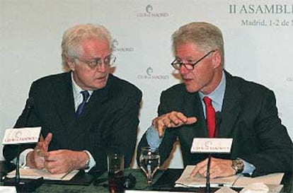 El ex presidente de Estados Unidos Bill Clinton y el ex primer ministro francés Lionel Jospin, ayer en Madrid.