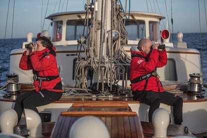 Eina y Dani, voluntarios de la ONG Open Arms, en la cubierta del buque de salvamento Astral. Es viernes, es por la mañana y están observando una zona del Mediterráneo central donde hay varias plantas de petroleras libias. El Astral — velero de salvamento y vigilancia— zarpó el 1 de febrero del puerto de Badalona, en España, en su misión 81 con una tripulación de nueve personas.