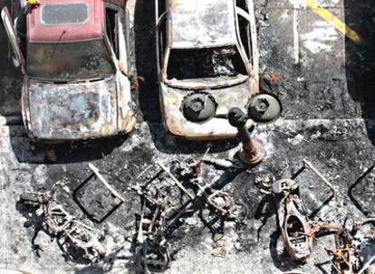 Varios coches y motos quemados el pasado 19 de mayo en las calles de Valencia.