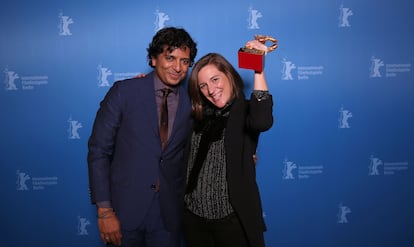 M. Night Shyamalan y Carla Simón, el pasado 16 de febrero con el Oso de Oro de la Berlinale para 'Alcarràs'.
