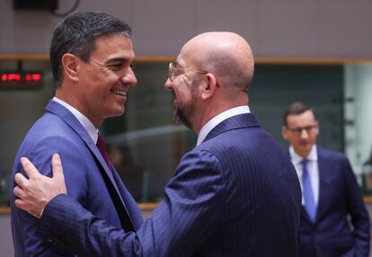 El presidente del Gobierno español, Pedro Sánchez, saluda al presidente del Consejo Europeo, Charles Michel.