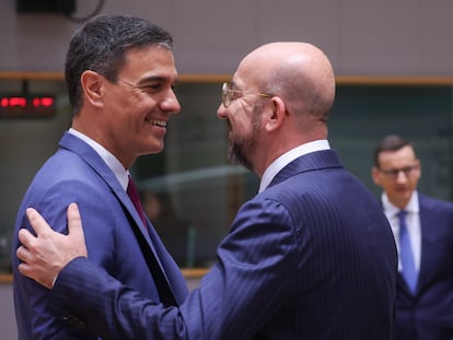 El presidente del Gobierno español, Pedro Sánchez, saluda al presidente del Consejo Europeo, Charles Michel.