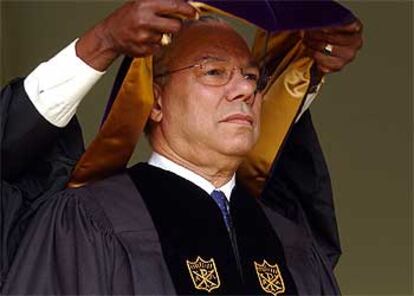 Colin Powell, en el momento de ser investido doctor <i>honoris causa</i> por la Universidad de Wake Forest.