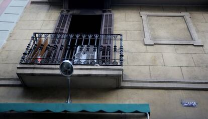 Efecte de l'incendi al pis del carrer Aragó de Barcelona.