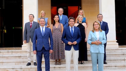 De arriba a abajo y de izquierda a derecha, los consejeros Salomé Prada, José Luis Aguirre, Nuria Montes, Marcial Gómez, Ruth Merino, Elisa Núñez y José Antonio Rovira. Abajo, el vicepresidente Vicente Barrera, el presidente Carlos Mazón, y la vicepresidenta Susana Camarero, en el MARC de Alicante.