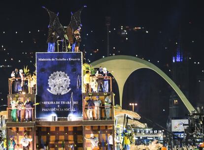 Integrantes da Paraíso da Tuiuti desfilam no Sambódromo.